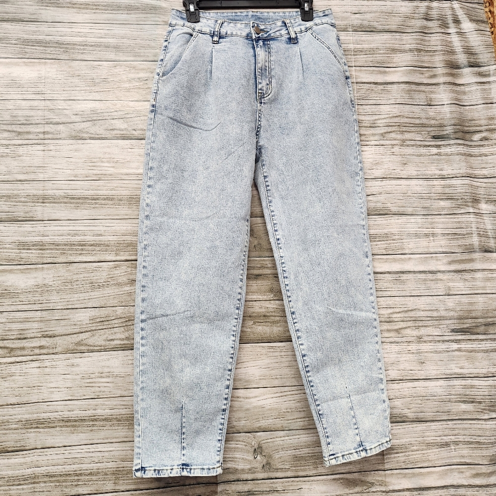 Trendy Womens  high-waisted jeans. Size 8 Cropped length